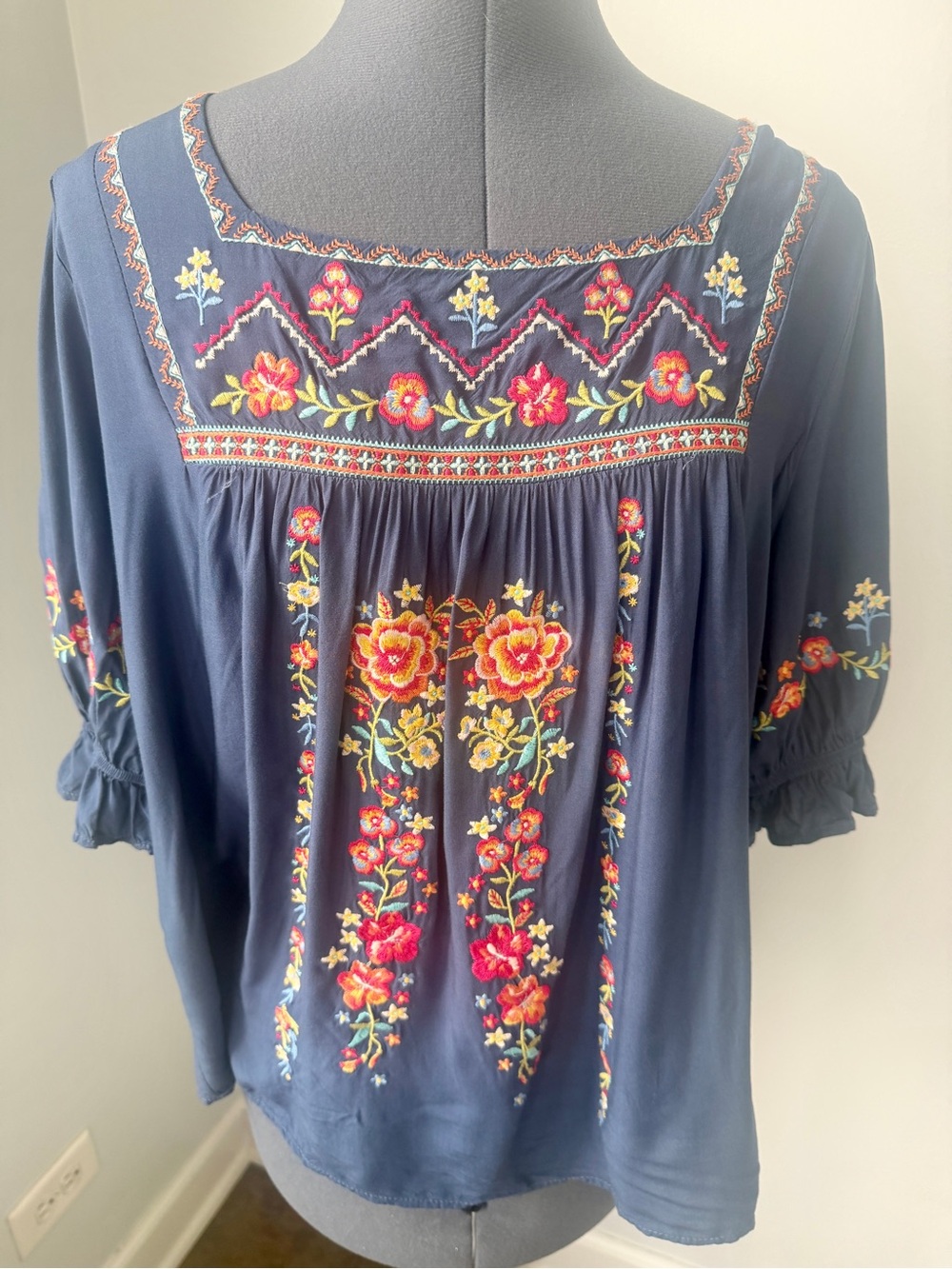 Savannah Jane Sz Medium Slate Blue Floral Embroidered Peasant Top - Picture 2 of 16